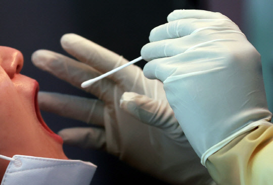 17일 오후부터 운영에 들어간 서울 중구 태평로 시청 앞 서울광장 코로나19 임시 선별진료소에서 시민들이 검사를 받고 있다.  연합뉴스